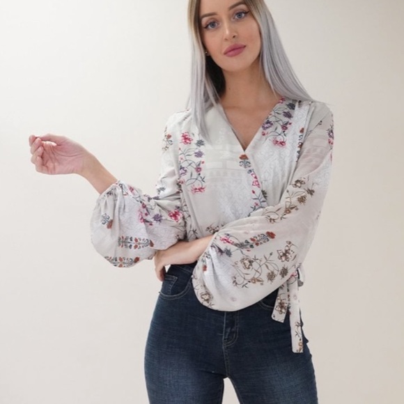 Cute Floral Bodysuit Blouse Long Wide Sleeve (NWT) - Picture 3 of 13